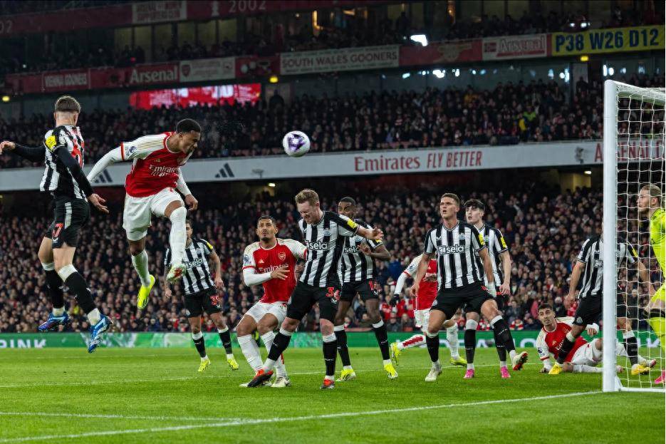 英超回顾：狂飙开始！6战6胜狂轰25球，枪手迈入2024年火力全开，争冠绝不退